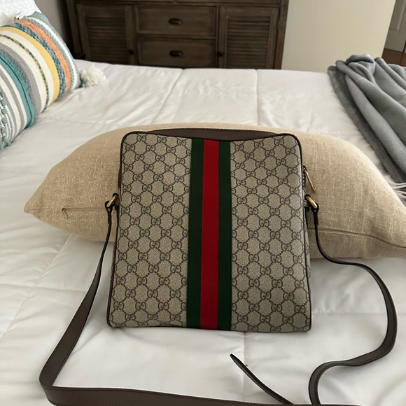 Gucci Cream and Red Crossbody Bag with Iconic Design - Picture 5 of 5